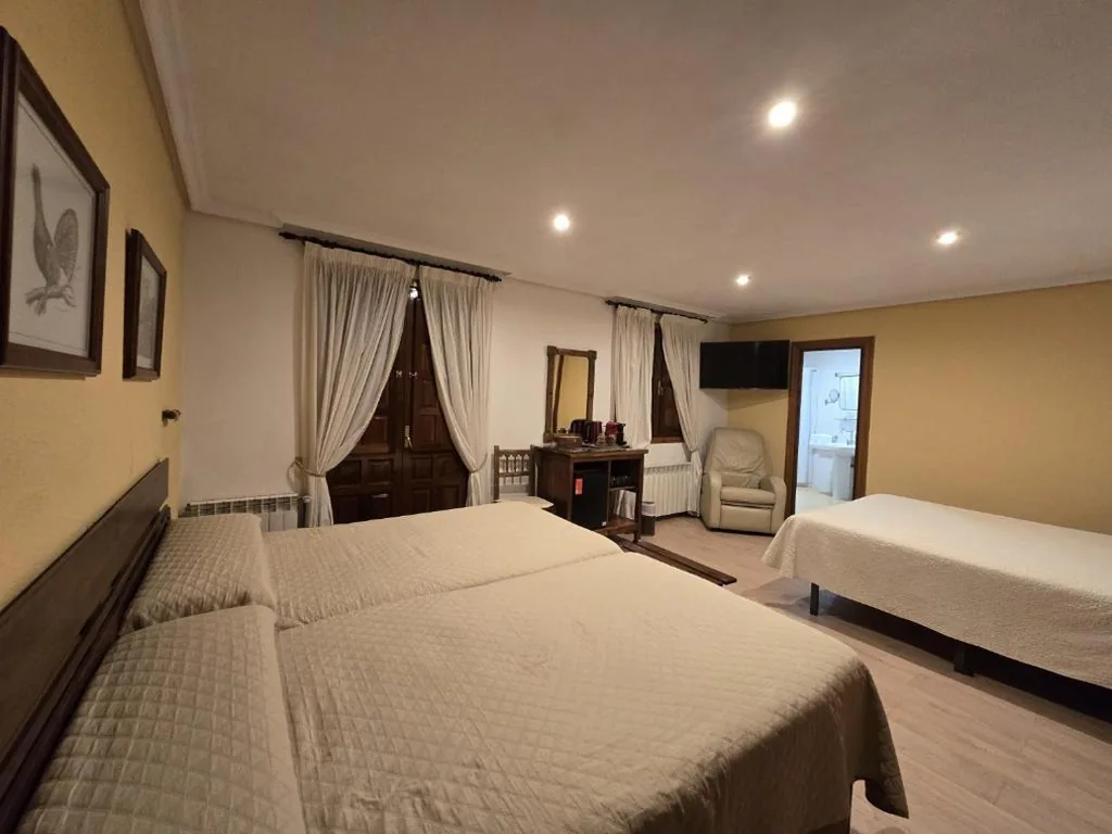 Habitación Cuádruple - vistas al jardín — Hosteria Picos De Europa