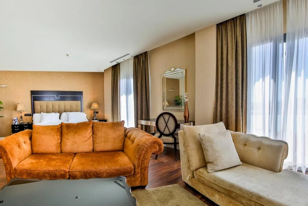 Habitación con cama grande y bañera de hidromasaje — Hotel 525