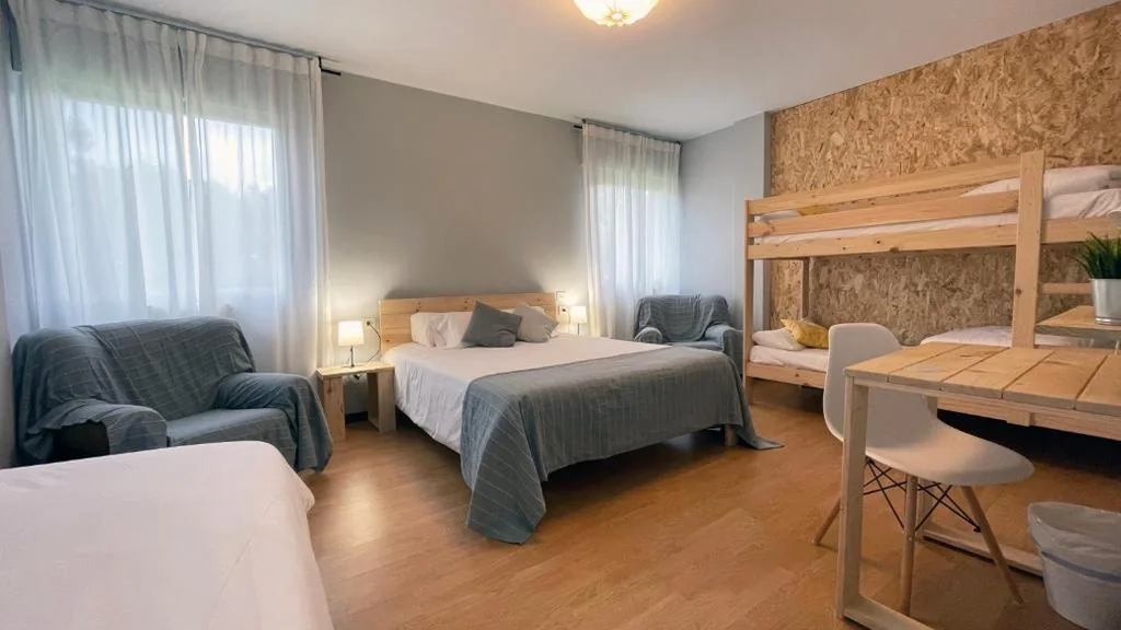 Habitación Familiar Estándar — Hotel A Estrada Rooms