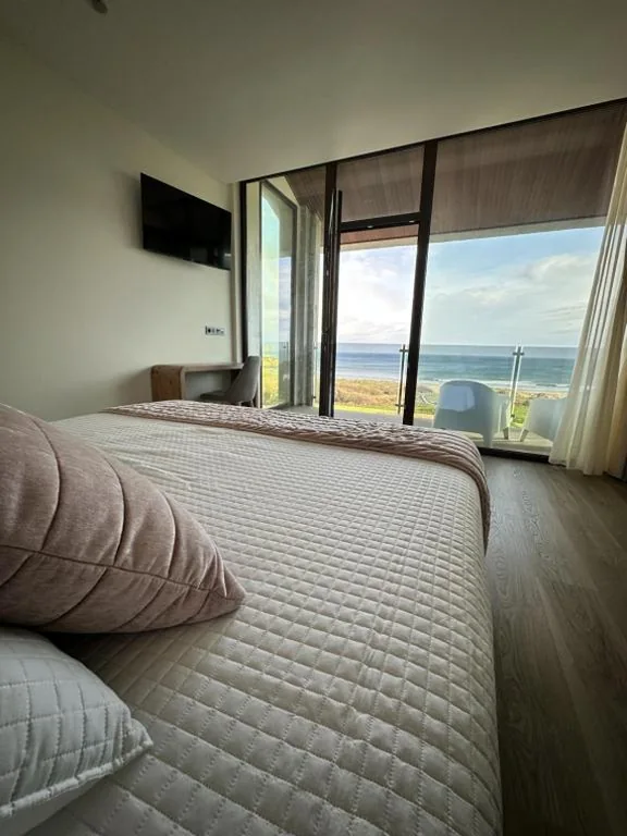 Quarto com cama extragrande e varanda — Hotel A Ladela