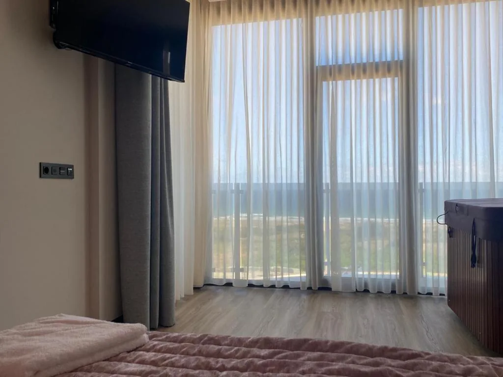 Quarto com cama extragrande e banheira de hidromassagem — Hotel A Ladela