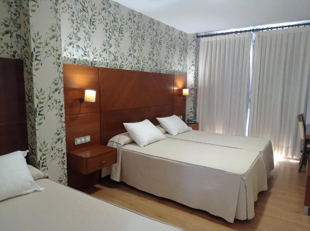 Dreibettzimmer mit eigenem Bad — Hotel A Raíña