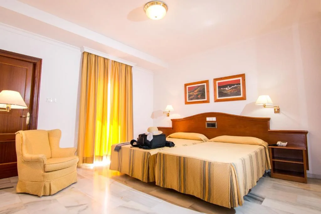 Quarto Duplo com cama extra — Hotel Abades Loja