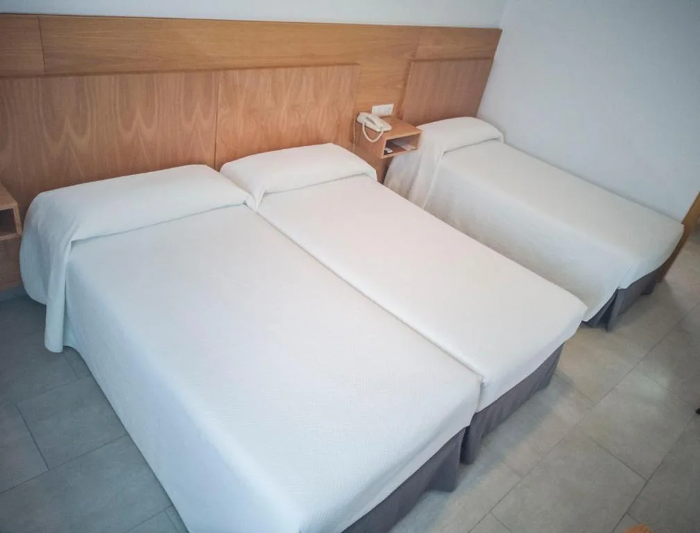 Habitación Doble con cama supletoria - 2 camas — Hotel Abadi