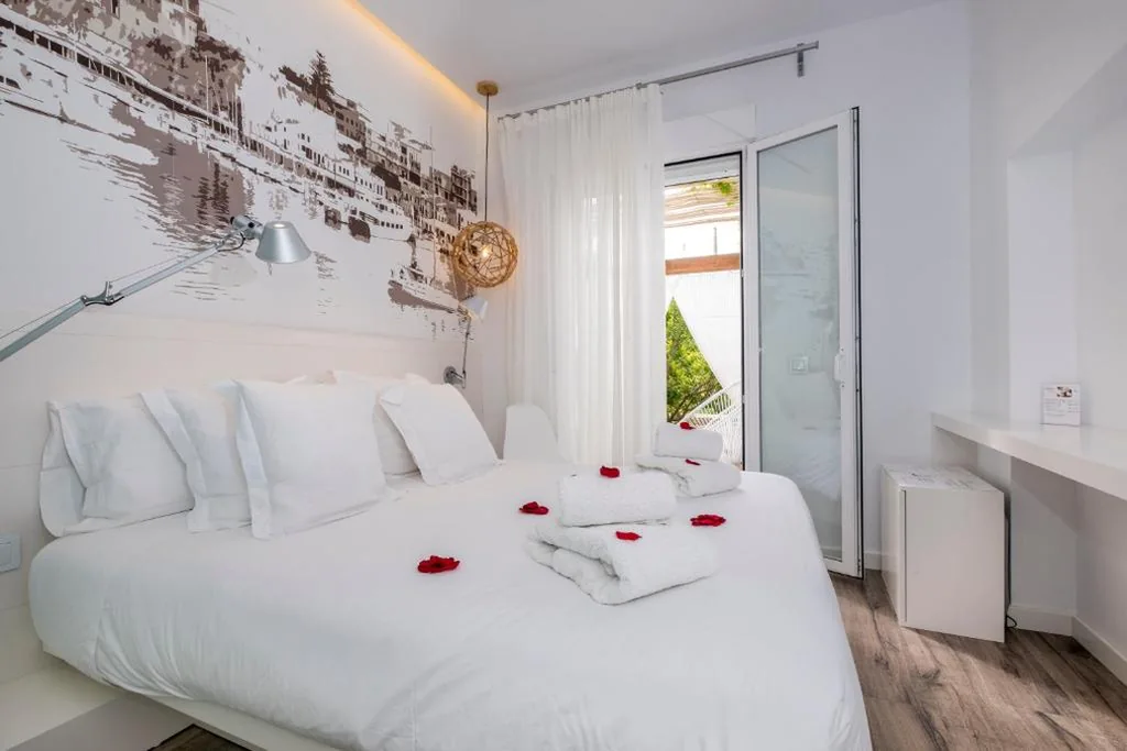 Petite chambre double avec terrasse — Hotel Abril 37