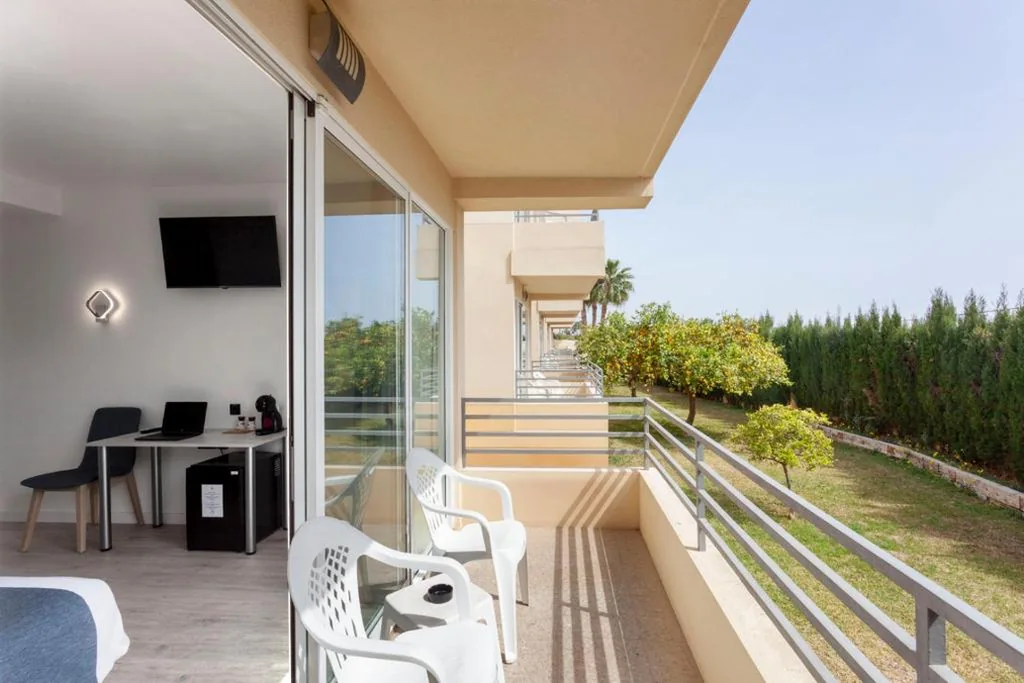 Familienzimmer mit Balkon — Hotel Abril