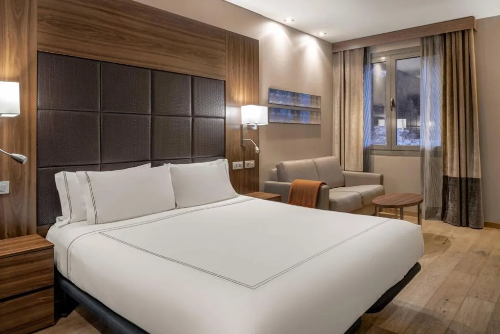 Habitación Doble Deluxe con cama grande y vistas a las montañas — Hotel AC Baqueira Ski Resort, Autograph Collection