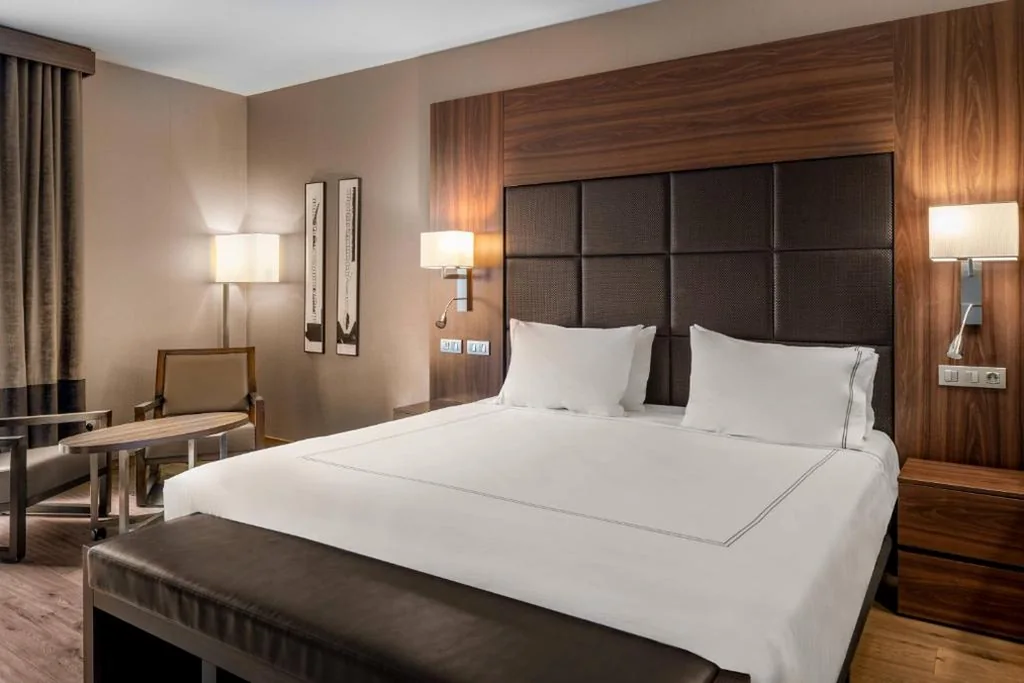 Suite con cama grande y vista a la montaña — Hotel AC Baqueira Ski Resort, Autograph Collection