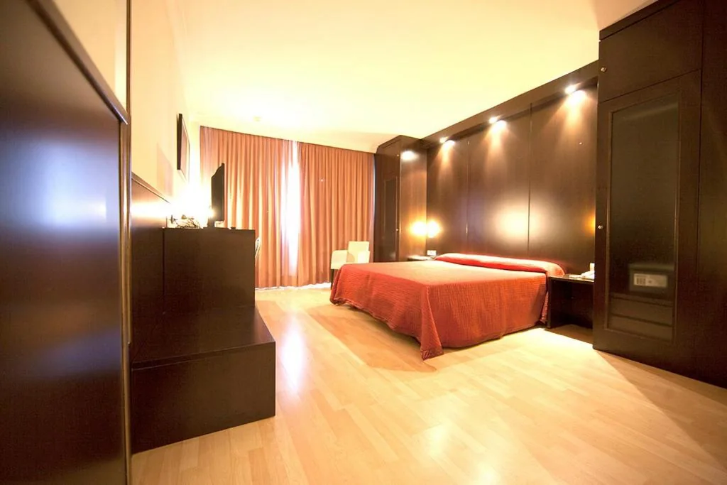 Kamer met extra groot tweepersoonsbed — Hotel Acosta Centro