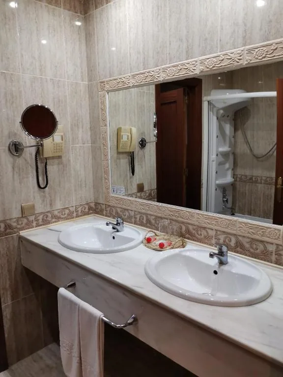Chambre Double - 2 lits — Hotel Acosta Vetonia