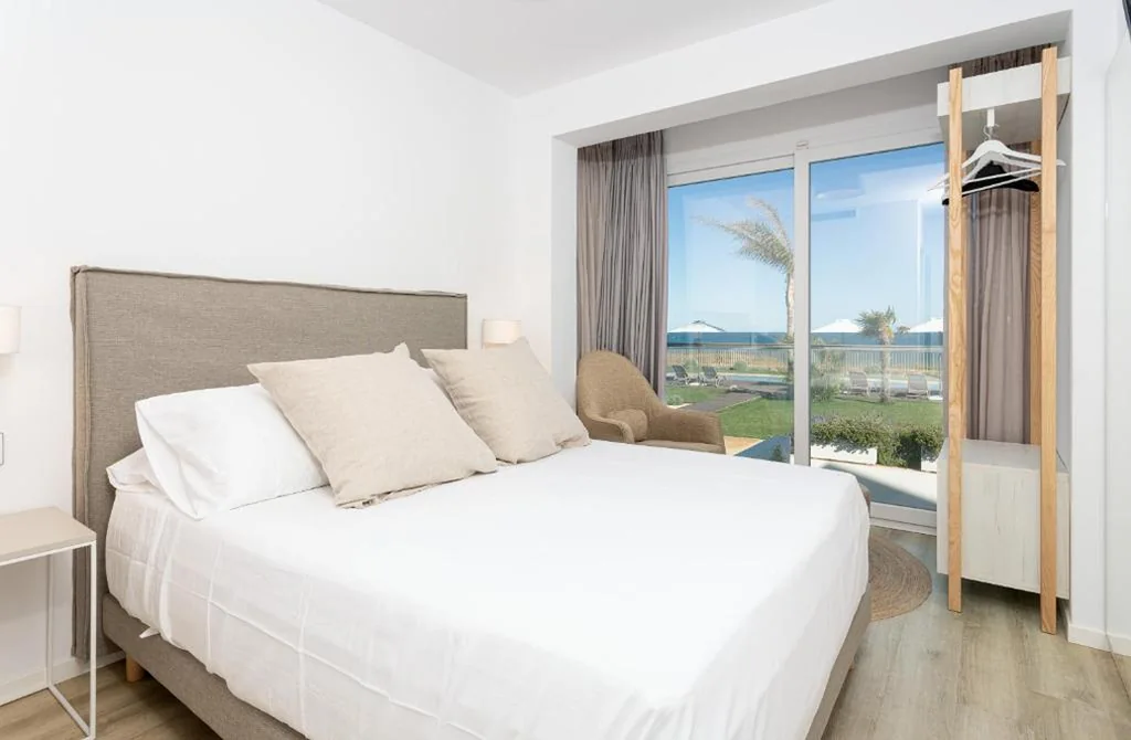 Habitación Doble con vistas a la piscina — Hotel Aigua Oliva