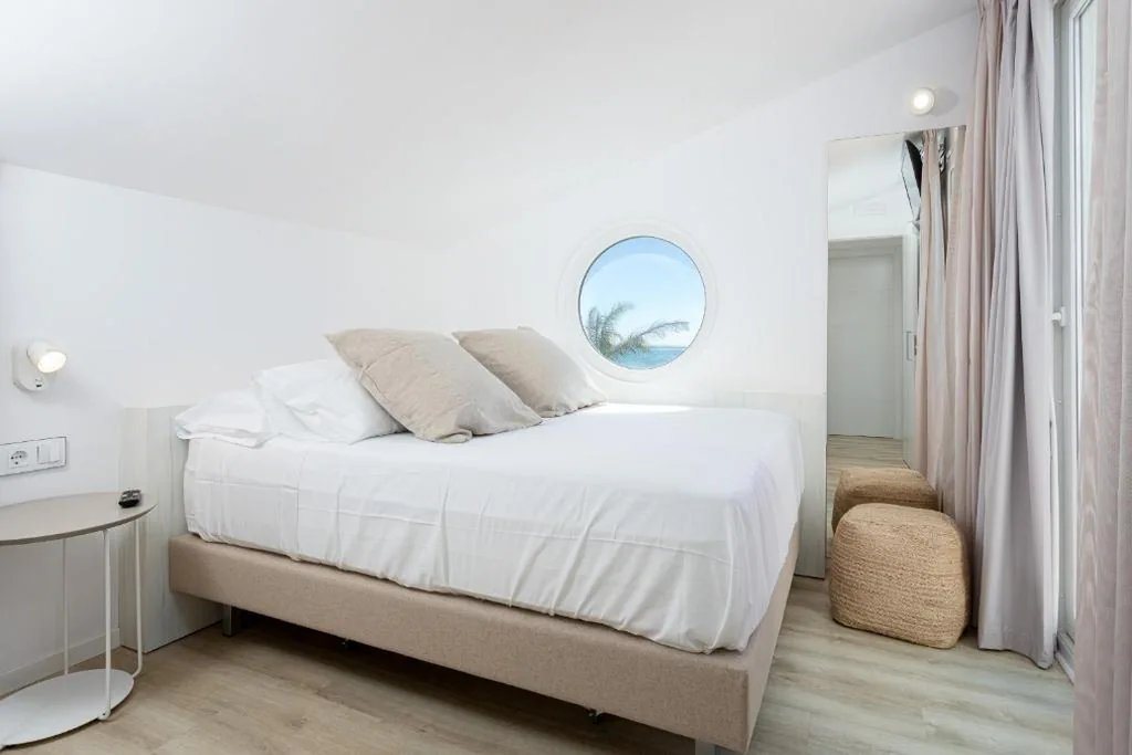 Habitación Individual Deluxe con vistas al mar — Hotel Aigua Oliva