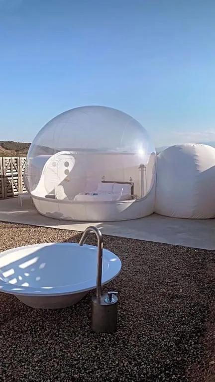 带露天浴缸的Burbuja Suite — Hotel Aire de Bardenas
