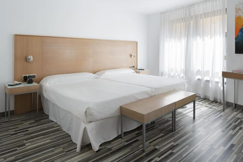 Superior-Doppelzimmer mit 2 großen Doppelbetten — Hotel Alamo