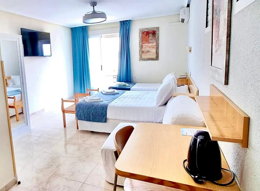 Habitación Doble con cama supletoria, terraza y vistas al mar — Hotel Alaska