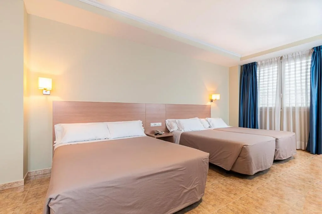 Chambre familiale (2 adultes et 2 enfants) — Hotel Alba