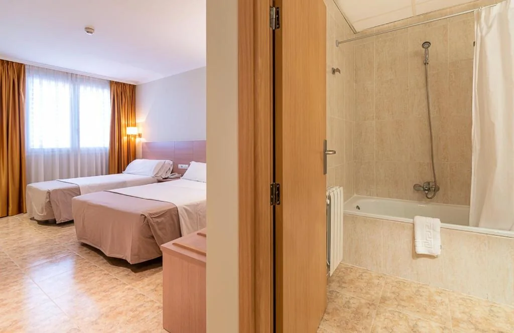 Chambre triple (2 adultes + 1 enfant) — Hotel Alba