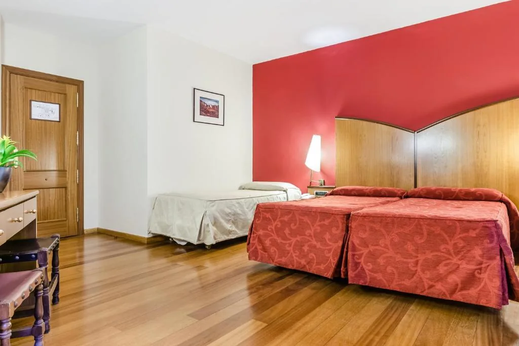Doppelzimmer mit Zustellbett — Hotel Albarracín