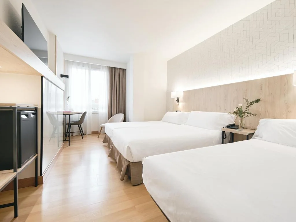 Chambre double avec lit d’appoint (3 adultes) — Hotel Albret