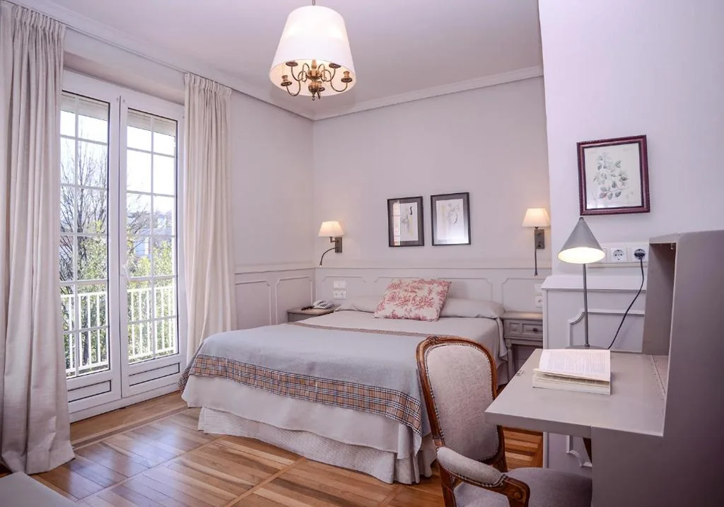 Habitación Doble con balcón — Hotel Alcazar Irun