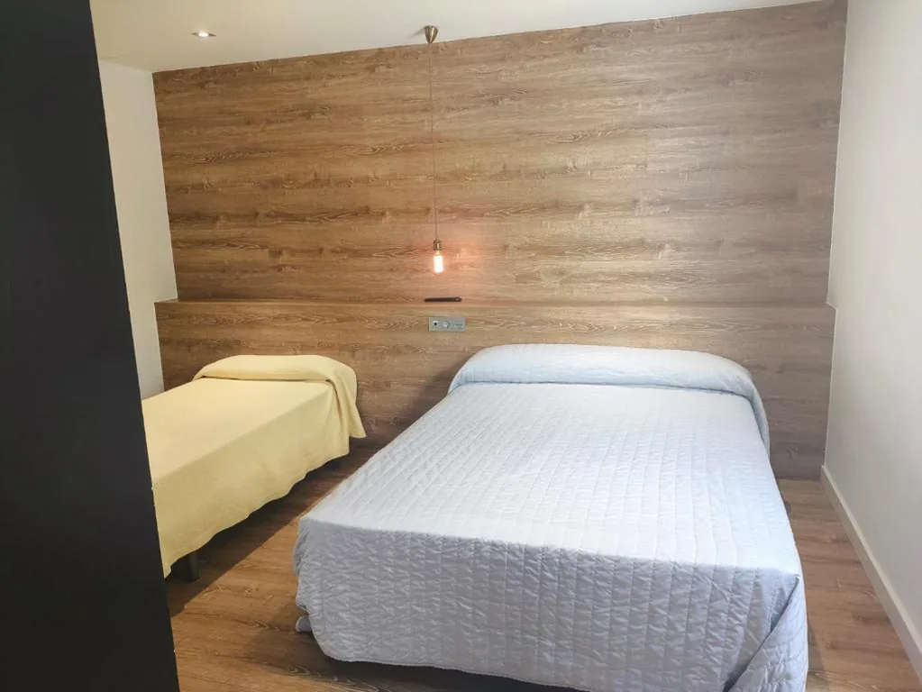 Quarto Triplo adaptado para pessoas com mobilidade reduzida — HOTEL ALCAZAR
