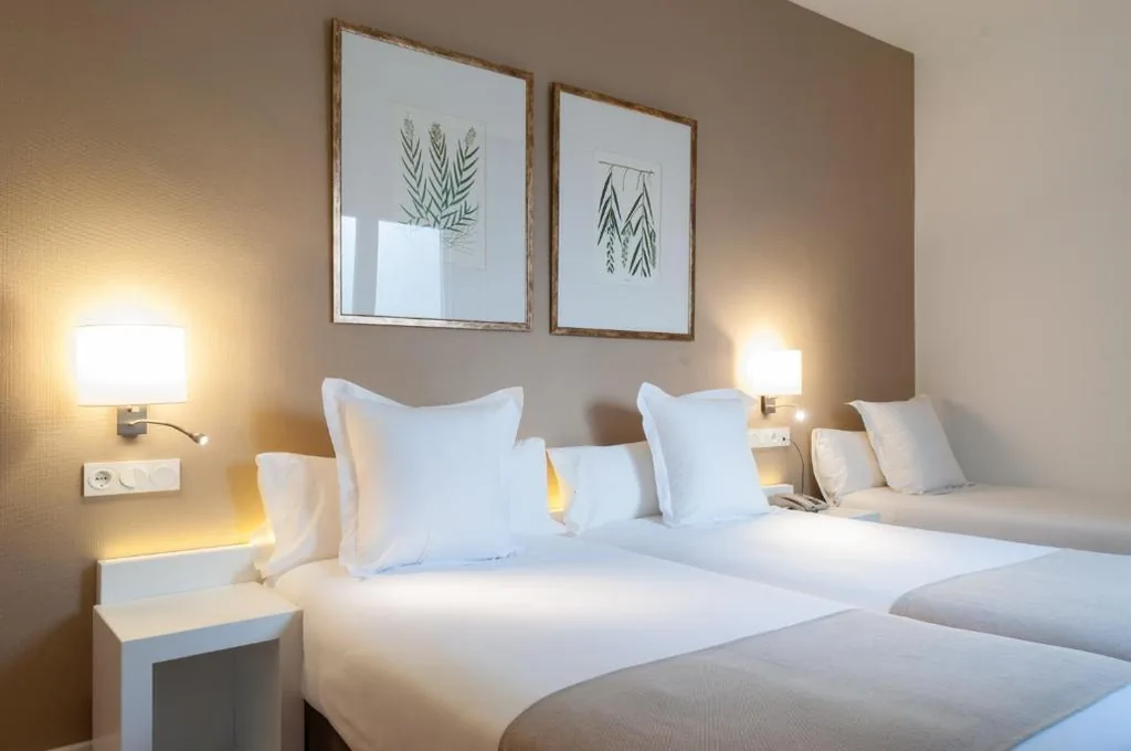 Habitación Triple Confort — Hotel Alcázar