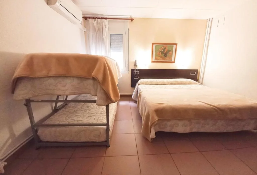 Habitación cuádruple — Hotel Alegret
