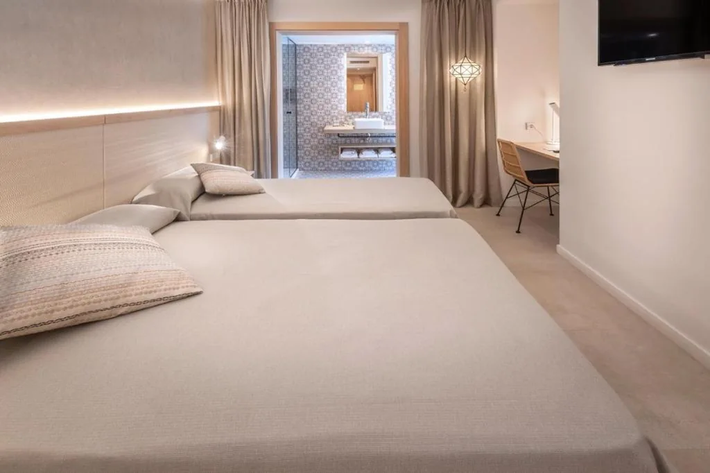 Familienzimmer (2 Erwachsene und 2 Kinder) — Hotel Alhambra