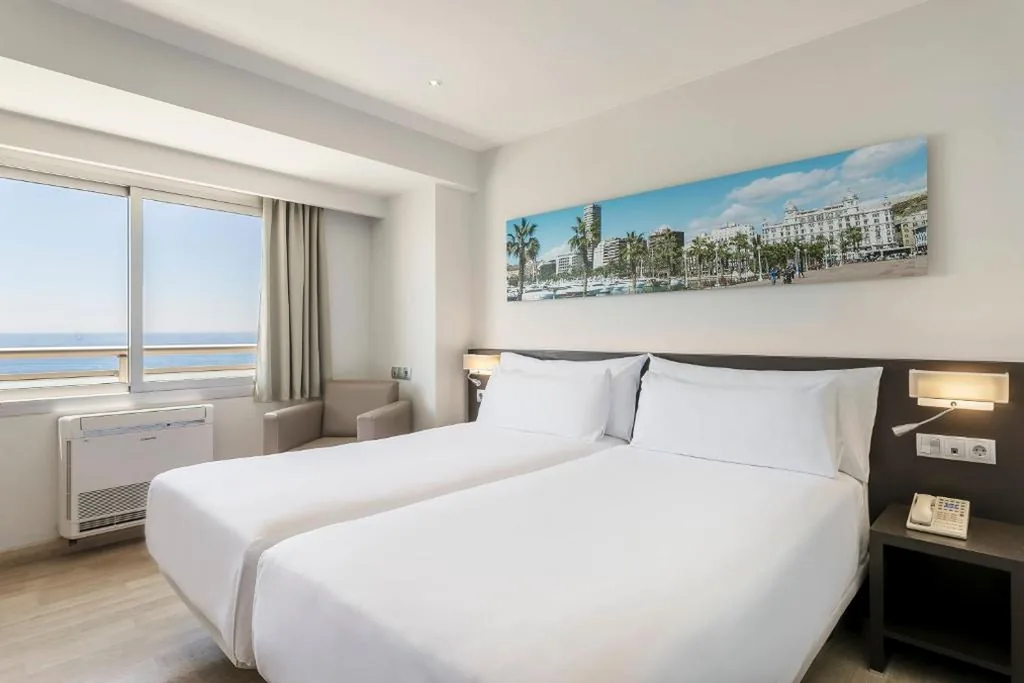 Familiekamer met uitzicht op zee — Hotel Alicante Gran Sol, Affiliated by Meliá