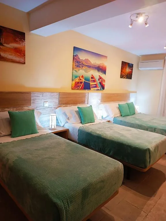 Quarto Quádruplo Clássico — Hotel Alma Rosa