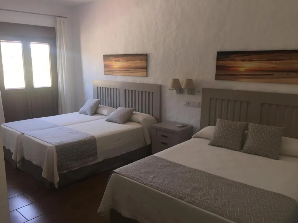 Vierbettzimmer mit eigenem Bad — Hotel Almadrabeta