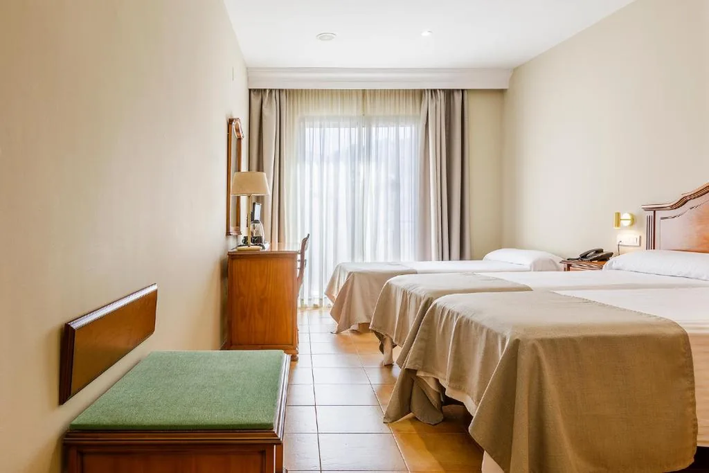 トリプルルーム（大人3名） — Hotel Almijara - Mares