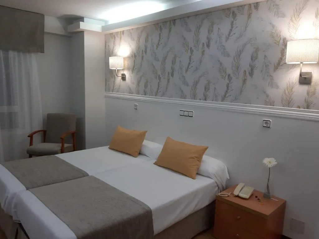 ダブルルーム – ベッド1台または2台 — Hotel Almirante