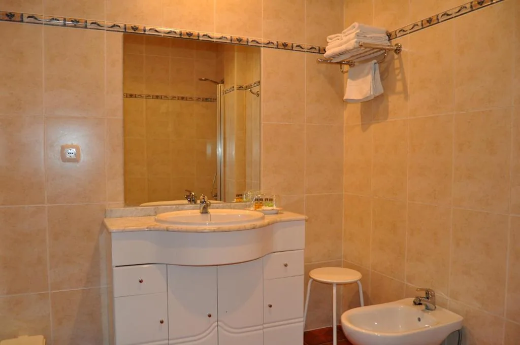 Quarto Duplo adaptado a pessoas com mobilidade reduzida — Hotel Alonso de Monroy