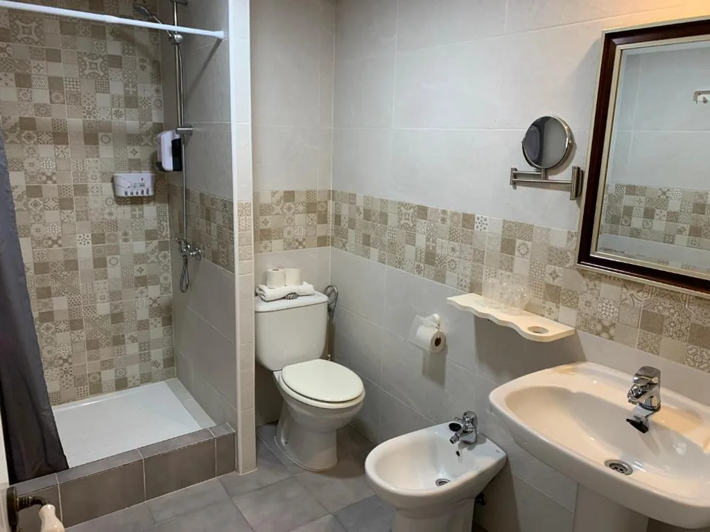 Driepersoonskamer met eigen badkamer — Hotel Alquimia Cadiz