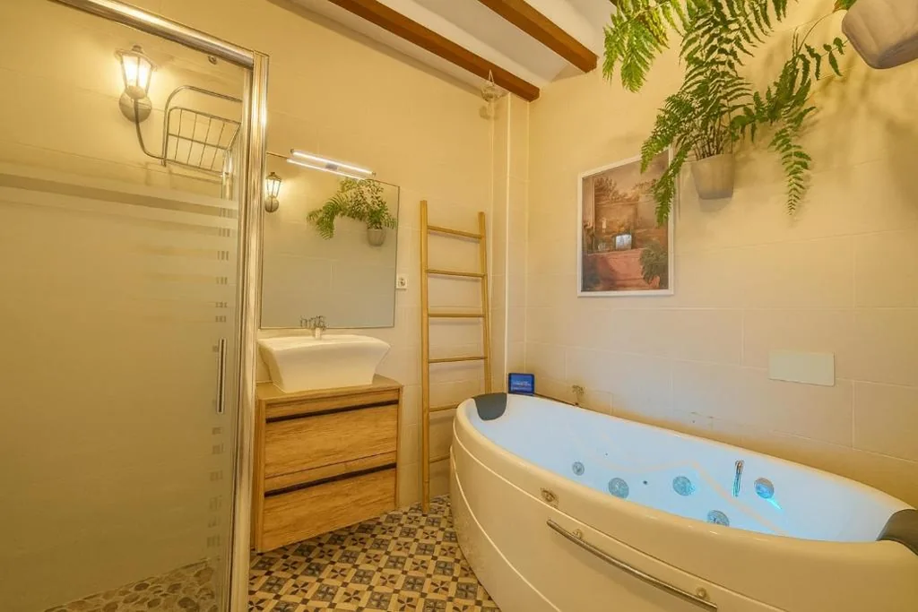 Camera doppia con vasca idromassaggio — Hotel Altea Paradise 1917 - Adults Only