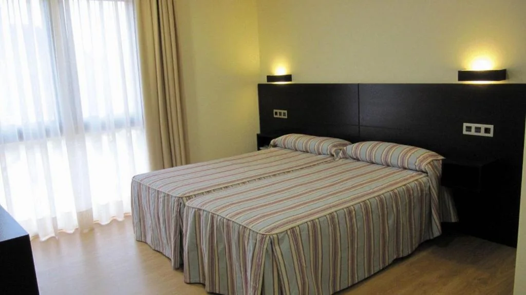 Tweepersoonskamer - 1 of 2 bedden — Hotel Amenal