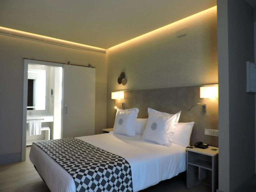 デラックスダブルルーム（テラス付） - ダブルベッド1台またはシングルベッド2台 — Hotel América Sevilla