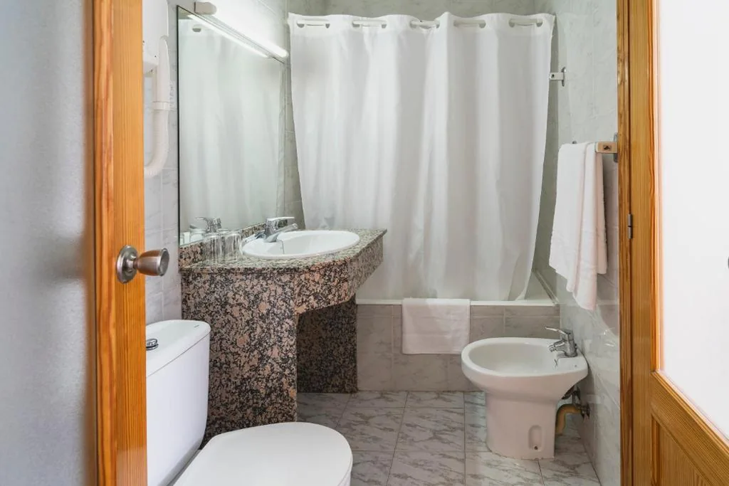 Large Premium Room with Terrace (2 Adults + 1 Child up to 14 years) — Hotel Amic Can Pastilla