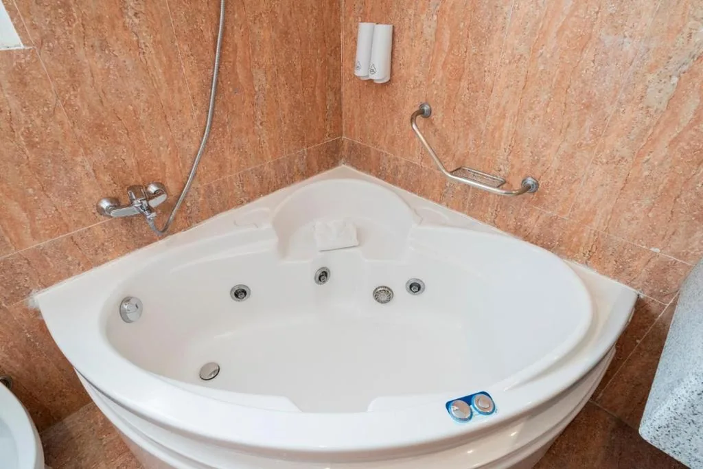 Habitación con cama grande y bañera de hidromasaje — Hotel Amic Horizonte
