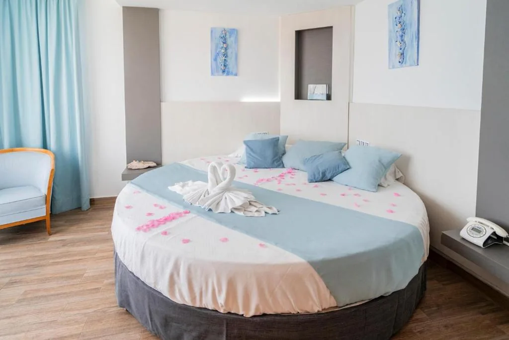 Suite Junior con vistas a la piscina — Hotel Amic Horizonte