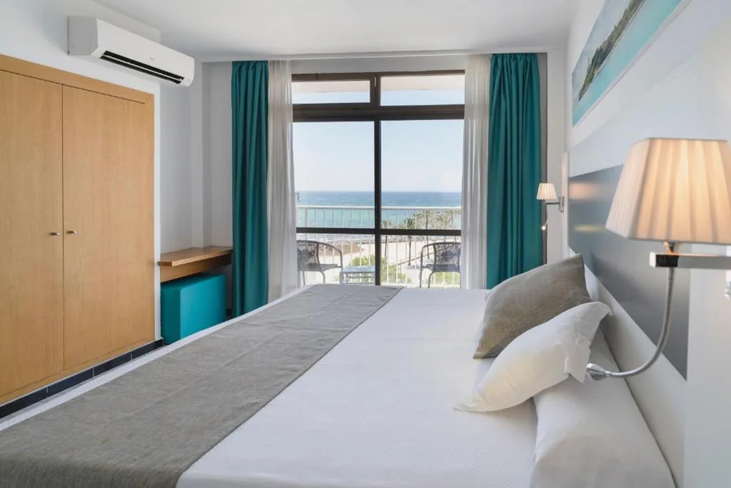 Doppelzimmer mit extragroßem Doppelbett und Meerblick — Hotel Amic Miraflores