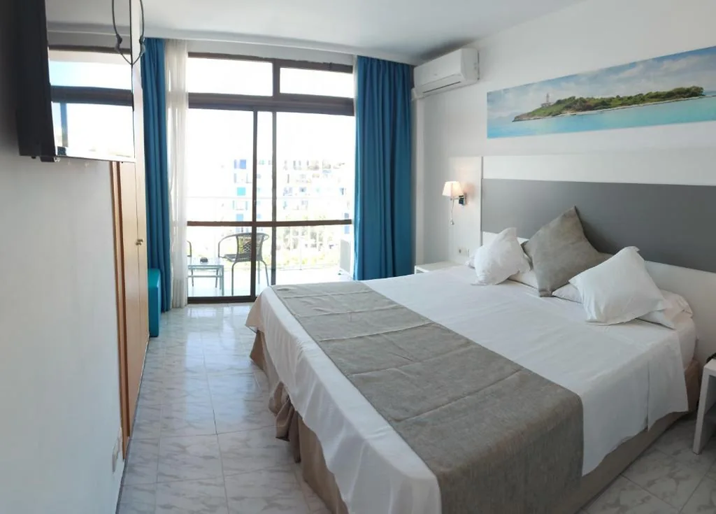 Large Premium Twin Room (2 Adults + 1 Child up to 14 years) — Hotel Amic Miraflores