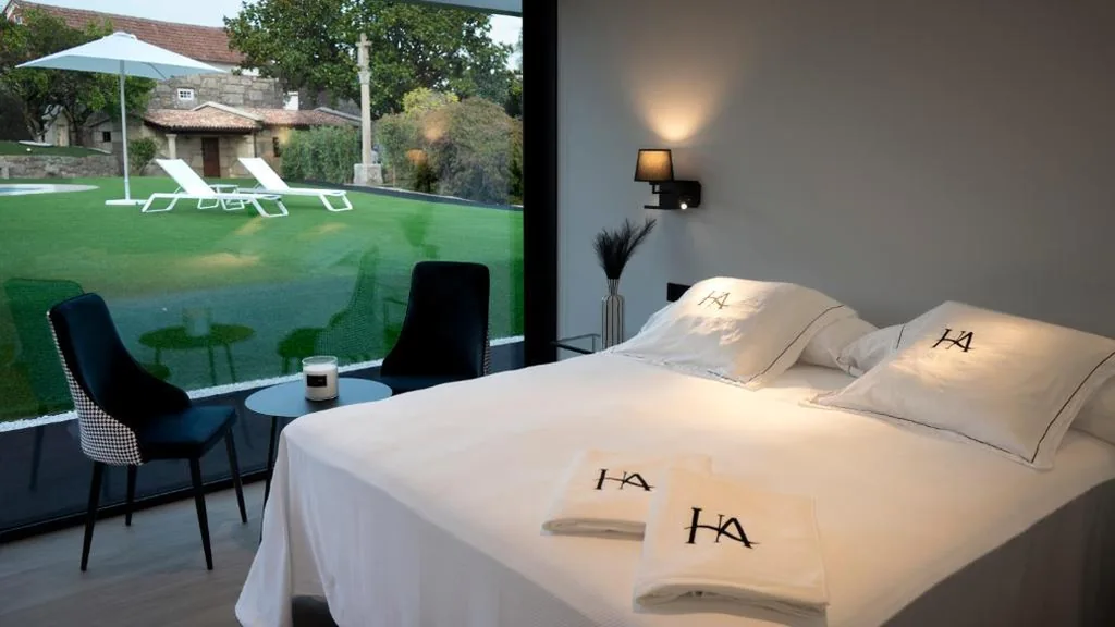 Habitación Doble Deluxe con vistas a la piscina - 1 o 2 camas — Hotel Amoriño