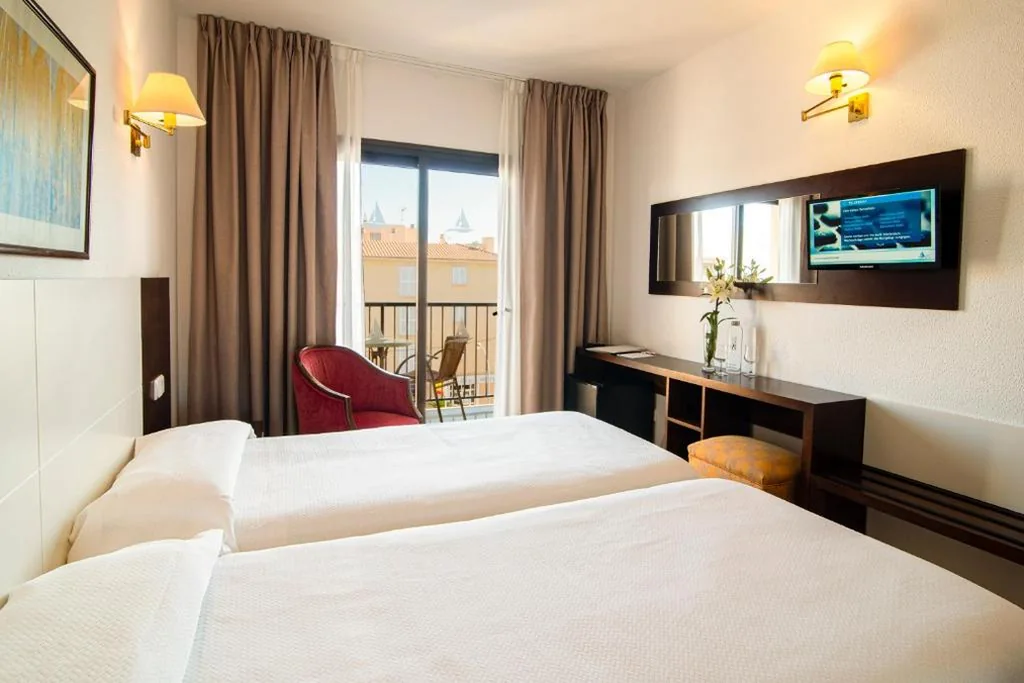 Doppelzimmer (2 Erwachsene + 1 Kind) — Hotel Amoros