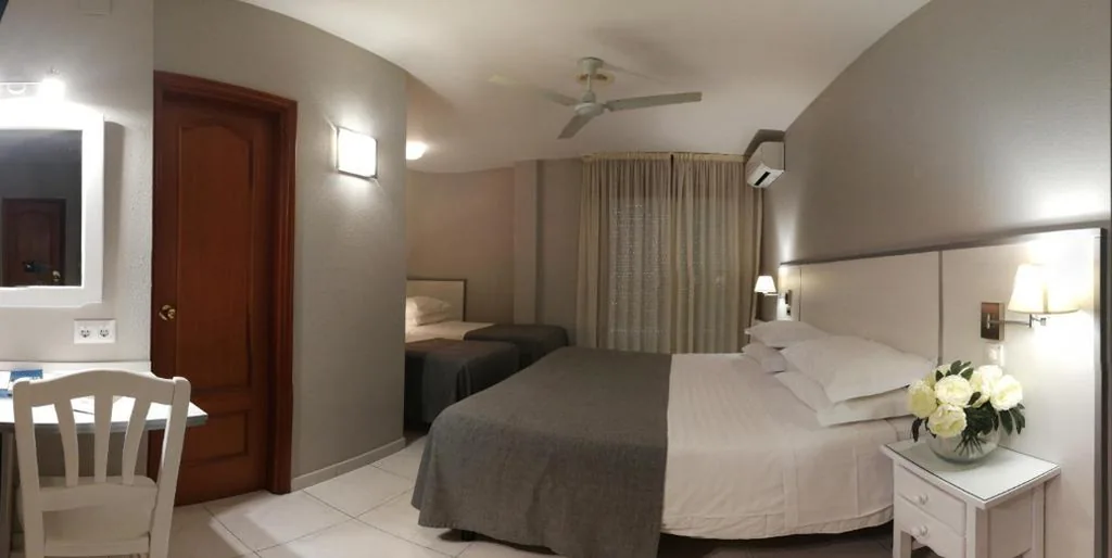 Camera Quadrupla con balcone — Hotel Ancora SANXENXO