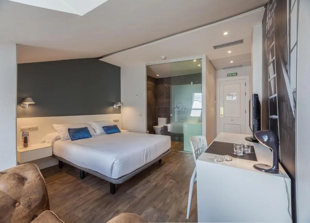 Chambre avec grand lit — Hotel Andia