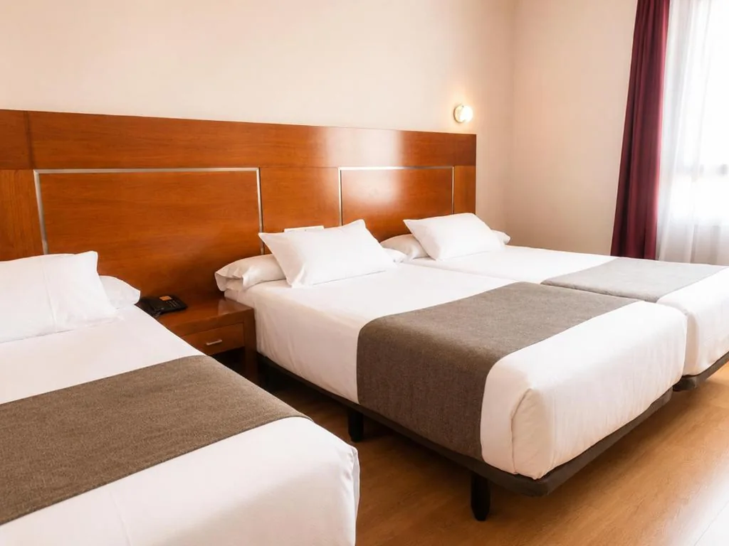 Chambre avec 2 lits et lit d’appoint — Hotel Andia