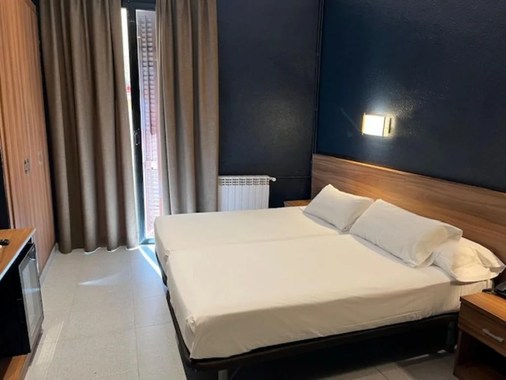 Habitación Doble con balcón - 2 camas — Hotel Aneto