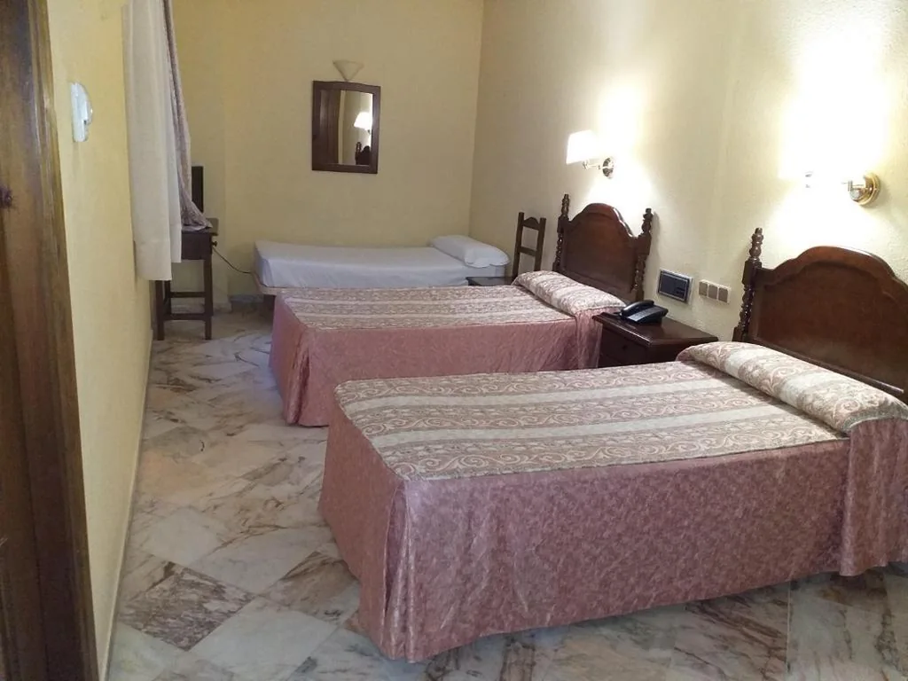 Habitación Triple — Hotel Anfiteatro Romano